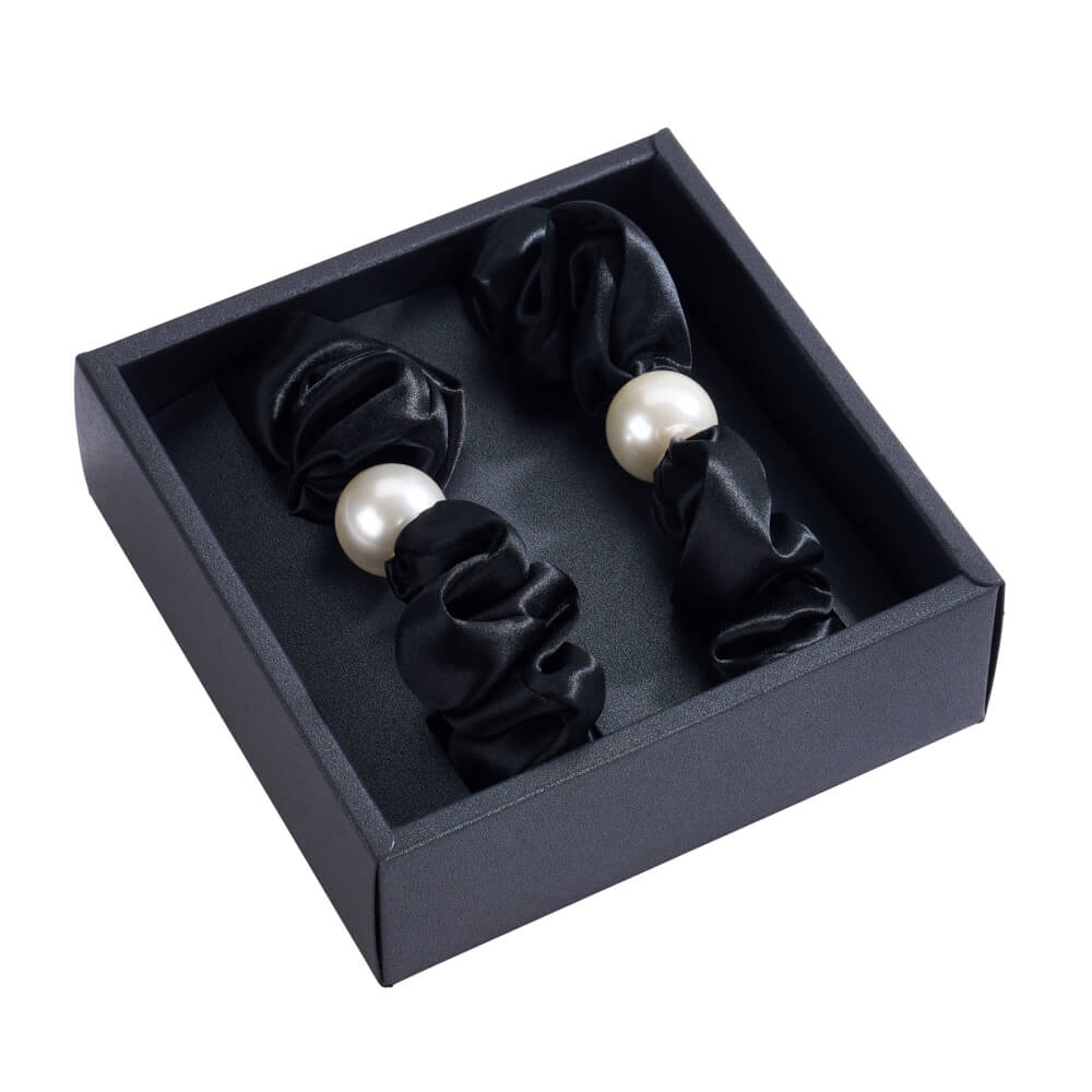Blissy Black Blissy Pearl Scrunchies Lifestyle – Mulberry Silk