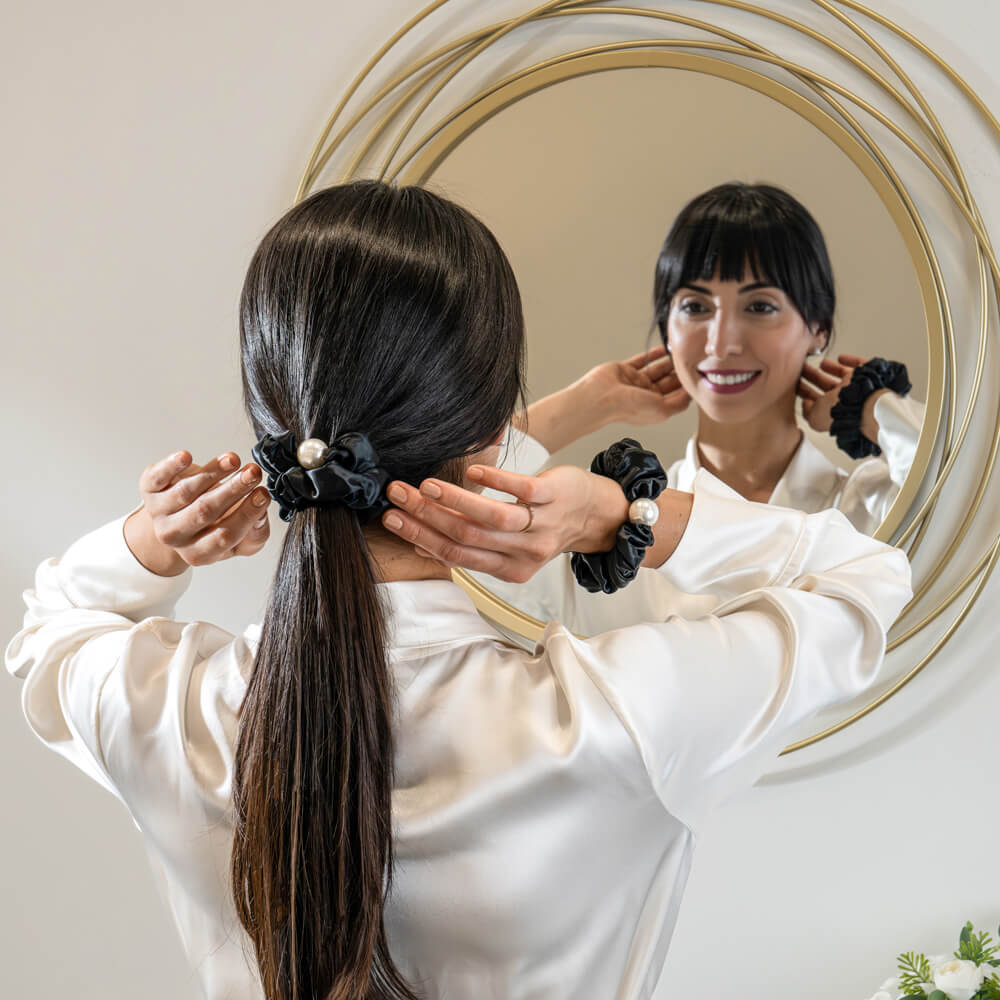 Blissy Black Blissy Pearl Scrunchies Lifestyle – Mulberry Silk