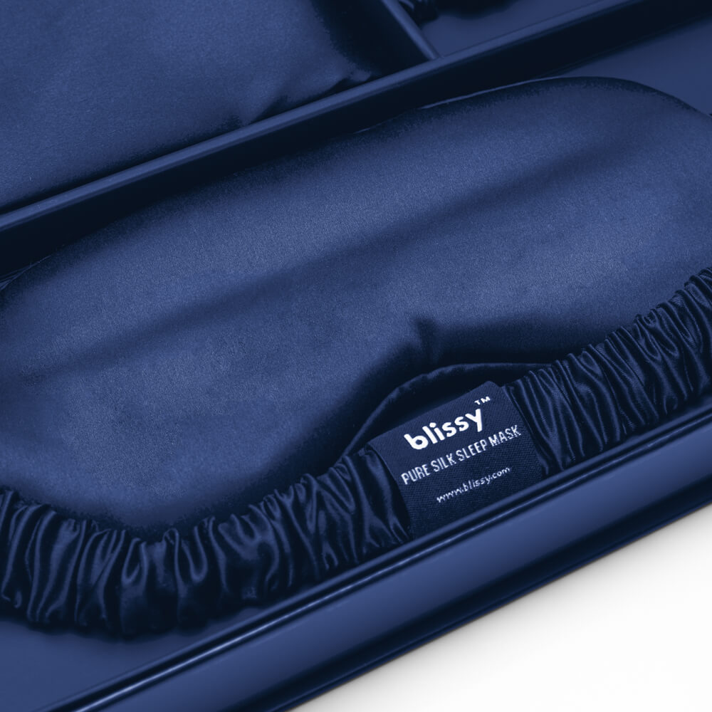 Blissy Standard Blue Blissy Dream Set Lifestyle – Mulberry Silk