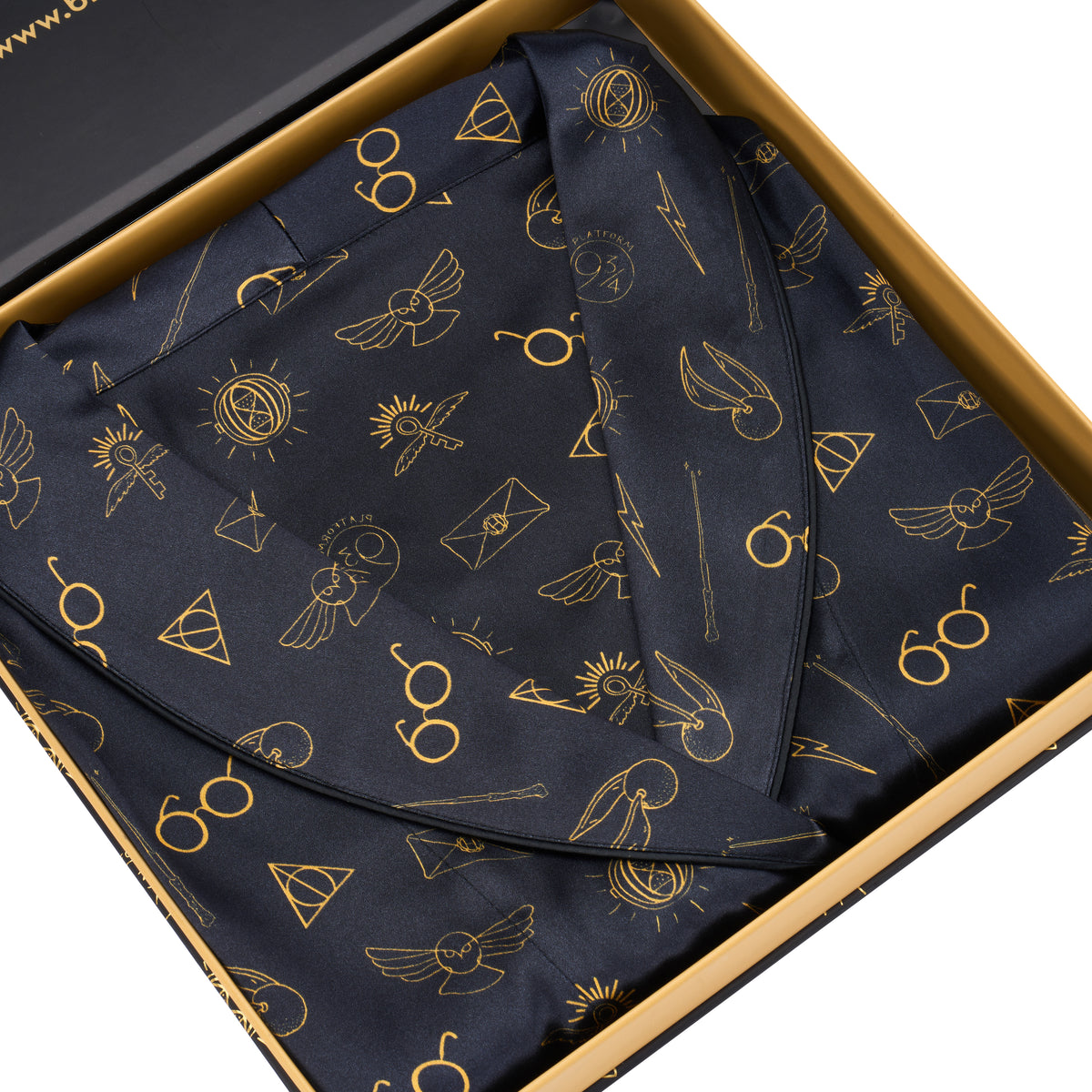 Blissy Harry Potter™ Wizarding World Icons Silk Classic Robe Detail –