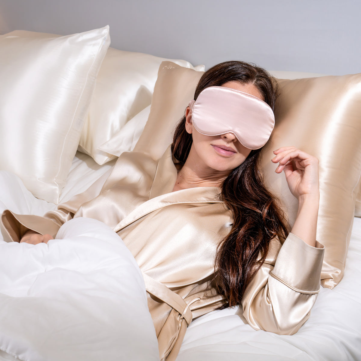 Blissy Pink Sleep Mask Lifestyle – Mulberry Silk