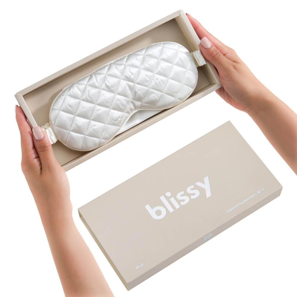 Blissy White Sleep Mask Lifestyle – Mulberry Silk