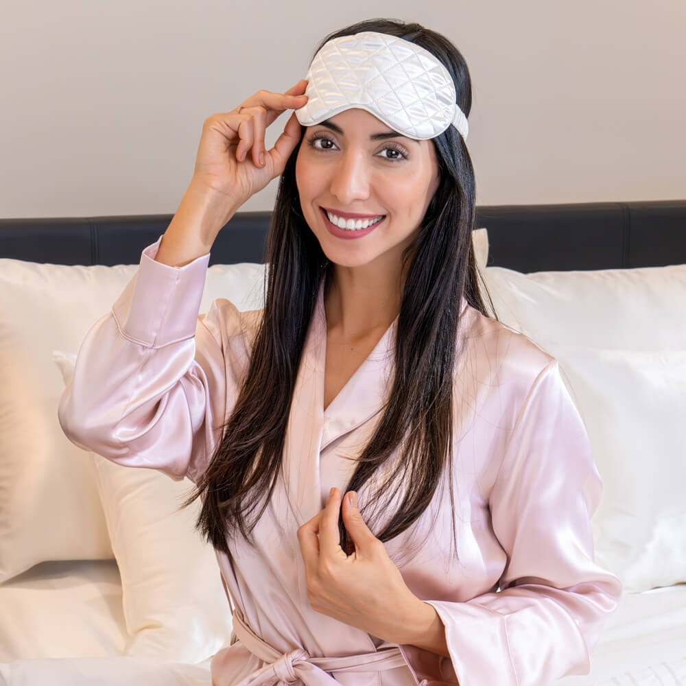 Blissy White Sleep Mask Lifestyle – Mulberry Silk
