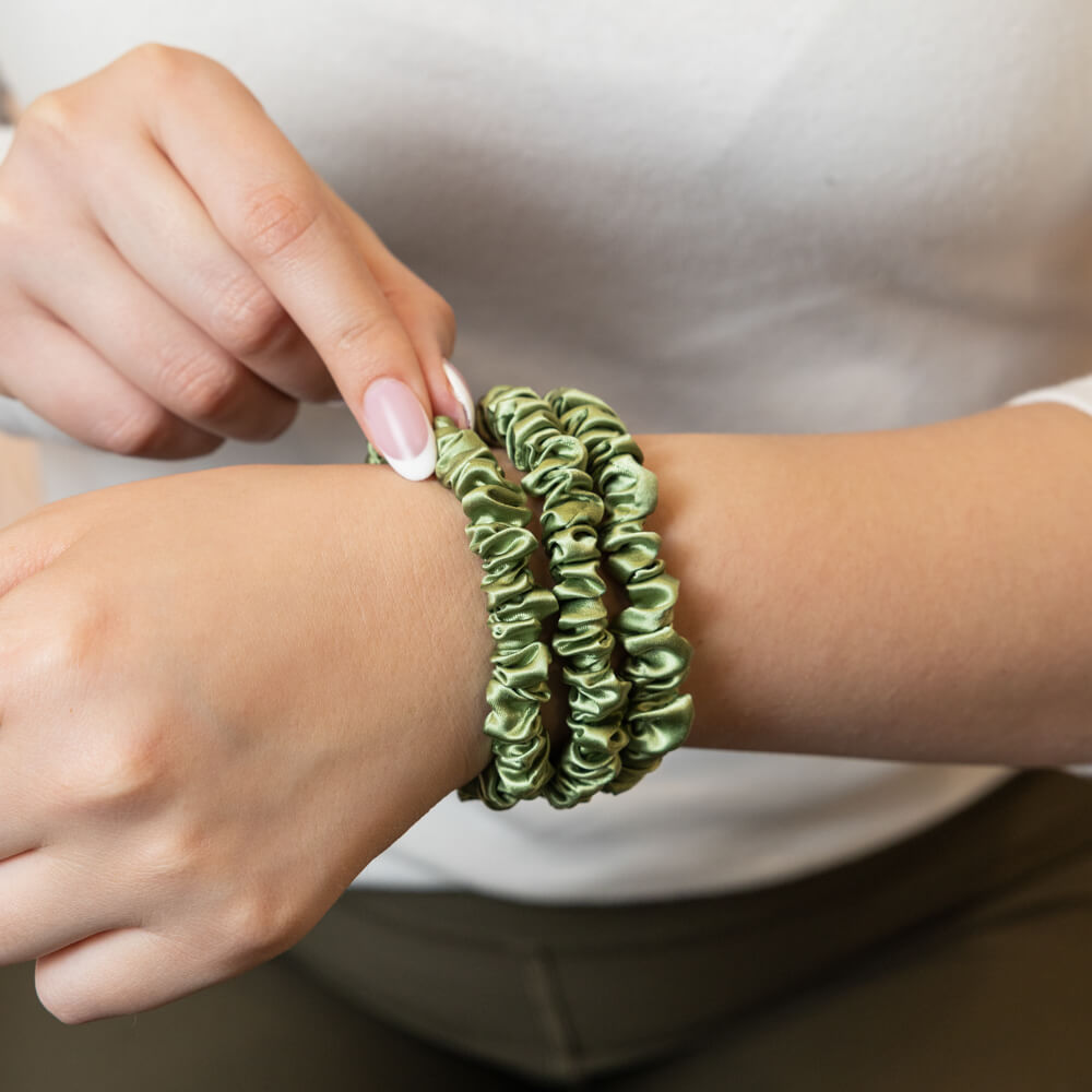 Blissy Olive Blissy Skinny Scrunchies Lifestyle – Mulberry Silk